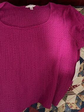 Textured Scoop Neck Short Sleeve Top in Fuchsia